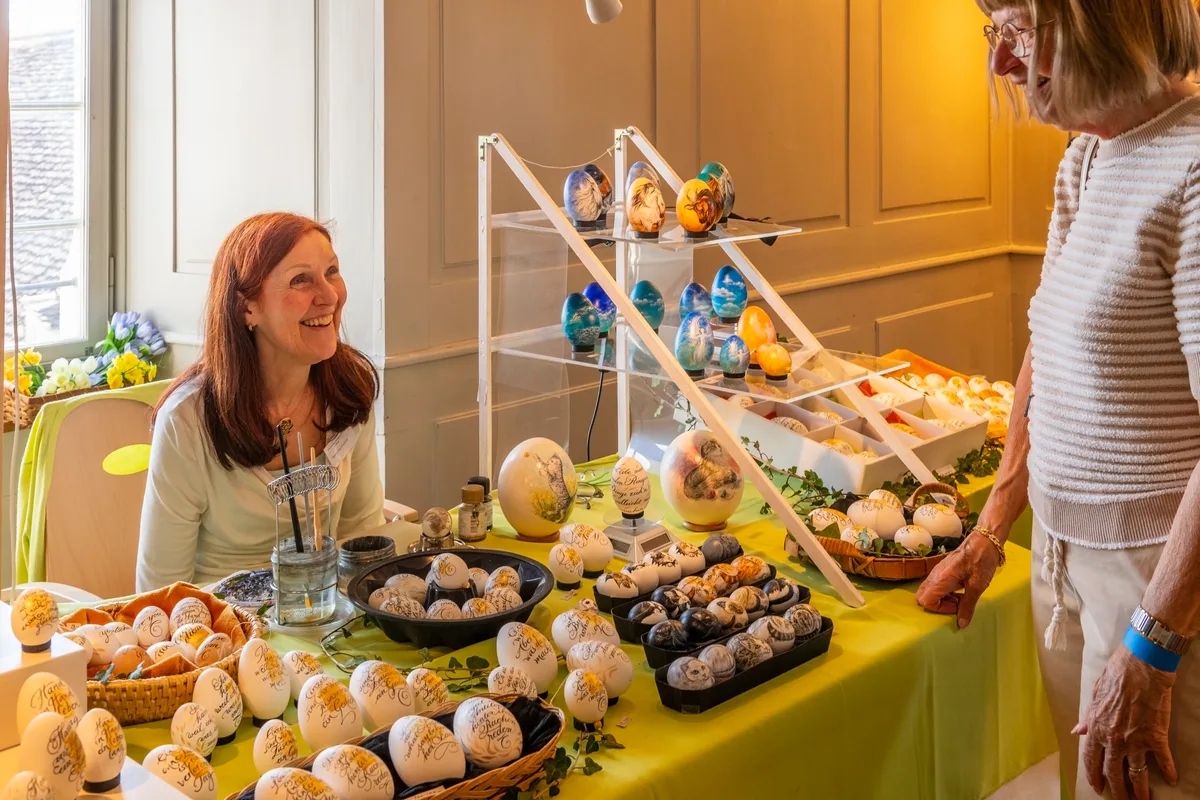 Bettina Frey-Bruzzone ist aus Deutschland angereist. Ihre filigranen Kunstwerke verziert sie mit noch filigraneren Schriften. Die 24. Ostereier-Ausstellung im Schloss Greifensee zog viele Besucher an.